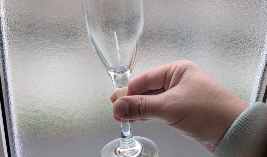 実際にシャンパングラスを持った画像