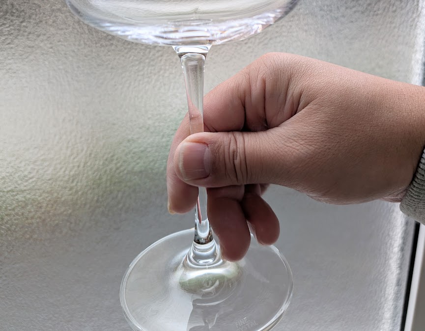 グラスの持ち方の写真