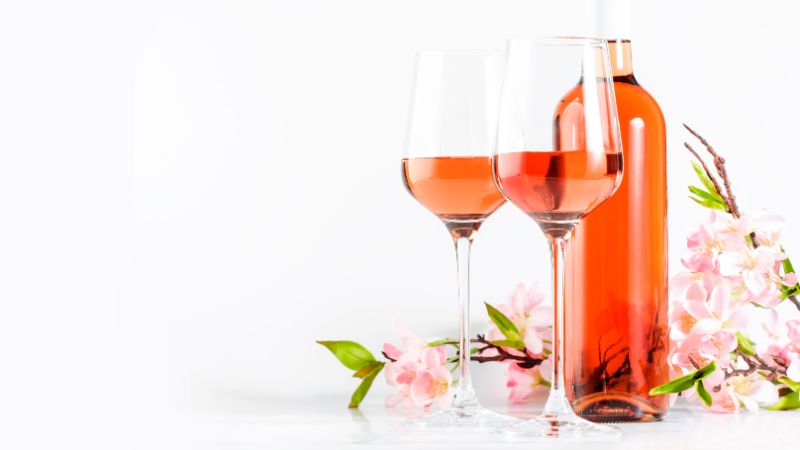 ロゼワイン ボトルとグラス 背景桜